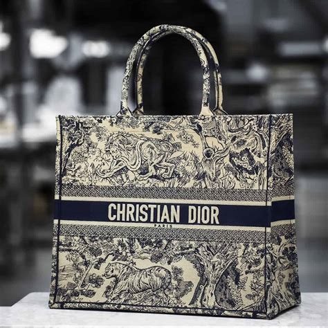 christian dior paris sac|Christian Dior tote bag details.